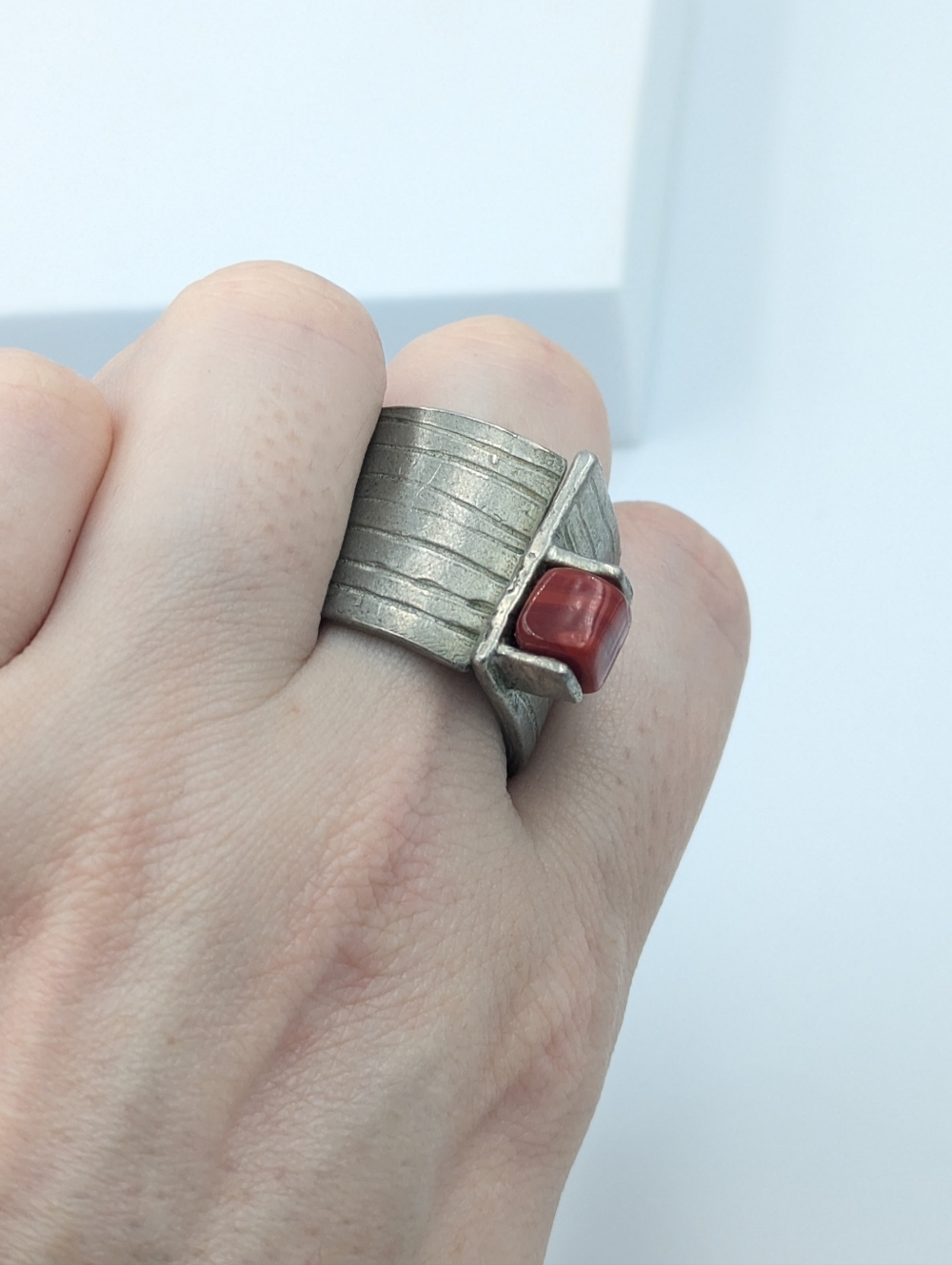Signed modernist pewter and red glass cube ring - Picture 3 of 10